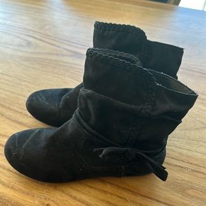 REPORT Size 6 black booties